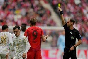 Schiedsrichter zeigt Kane die Gelbe Karte