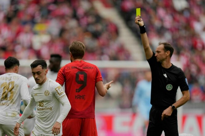 Schiedsrichter zeigt Kane die Gelbe Karte