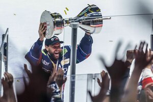 Zach Boychuk präsentiert den Fans die Trophäe