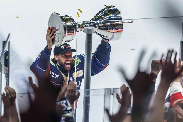 Zach Boychuk präsentiert den Fans die Trophäe