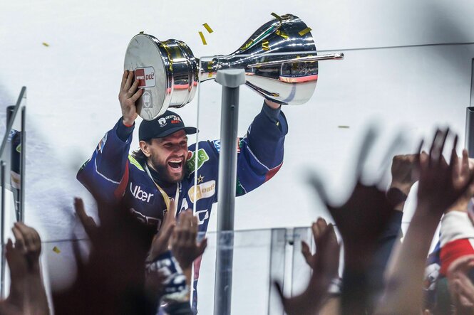 Zach Boychuk präsentiert den Fans die Trophäe