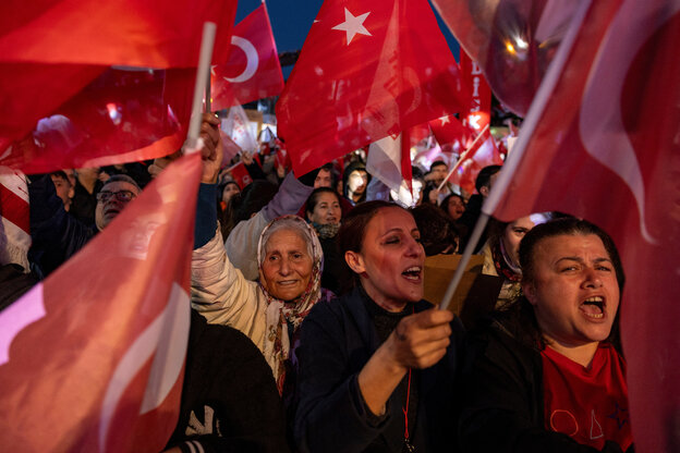 Protestierende schwenken türkische Fahnen