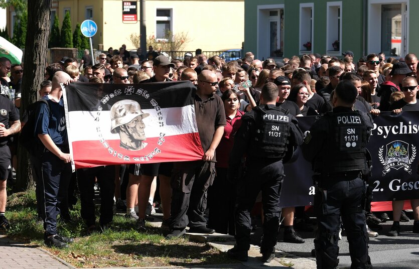 Extrem rechte Jugendliche bei einem CSD in Bautzen