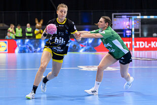 Handball, Frauen: Pokal, VfL Oldenburg - Buxtehuder SV, Halbfinale. Isabelle Dölle (l) von Buxtehude in Aktion gegen Lana Teiken von Oldenburg.