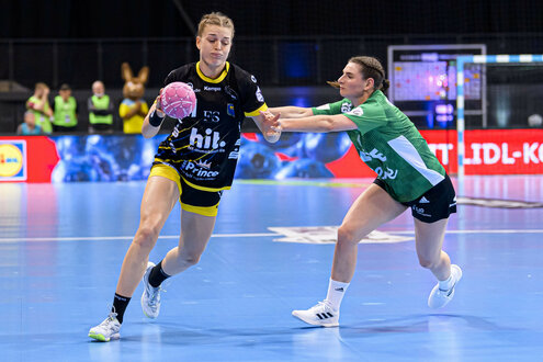 Handball, Frauen: Pokal, VfL Oldenburg - Buxtehuder SV, Halbfinale. Isabelle Dölle (l) von Buxtehude in Aktion gegen Lana Teiken von Oldenburg.