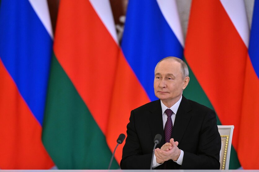 Wladimir Putin vor russischen Fahnen