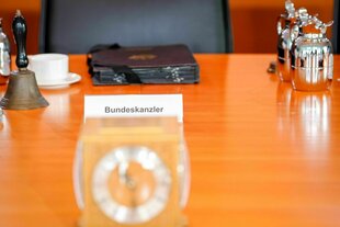 Ein Schild mit der Aufschrift "Bundeskanzler" steht auf dem Kabinettstisch bei der Sitzung des Bundeskabinetts im Bundeskanzleramt.