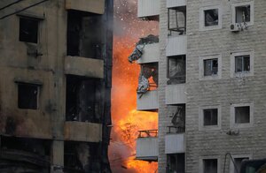 Hohe Flammen lodern zwischen Häusern hervor