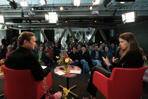 Zu sehen ist Luisa Neubauer, Klimaaktivistin, im Gespräch mit taz FUTURZWEI Chefredakteur Peter Unfried. Im Hintergrund Publikum.