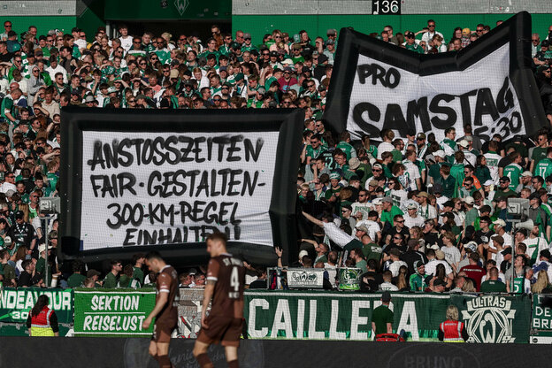 Transparente in einem Fußballstadion.