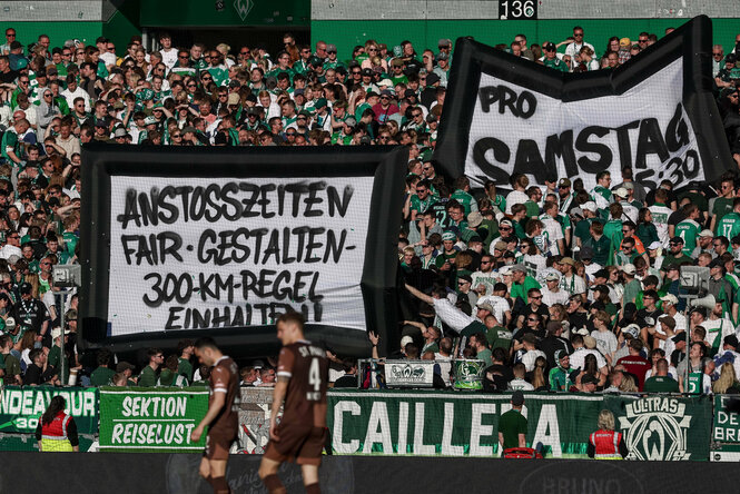 Transparente in einem Fußballstadion.