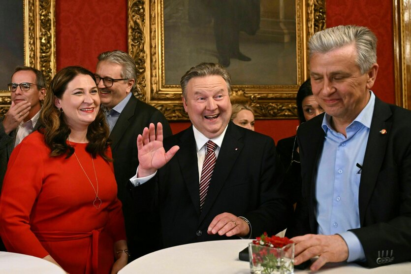Bürgermeister Michael Ludwig und mehrere Personen bei einem Wahlveranstaltung.