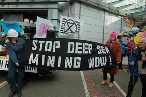 Protest mit Transparenten und Fahnen.