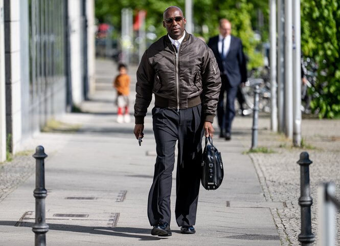 Joe Chialo (CDU), Kultursenator von Berlin, kommt mit Aktenztasche zur Präsidiumssitzung der CDU am Morgen des 28. Aprils 2025