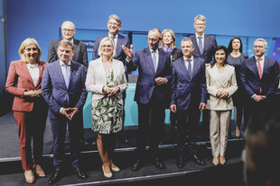Friedrich Merz mit seinen Kandidat:innen für die Ministerposten.