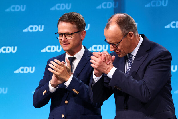 Linnemann klatscht und der neben ihm stehende Merz legt die Hände ineinander