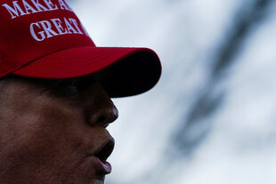 Nahaufnahme von Trump mit Basecap.