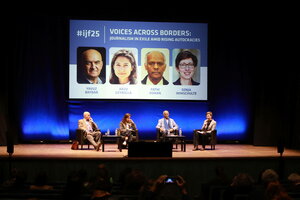 Podiumsdiskussion auf der Bühne des Journalismus-Festivals in Perugia