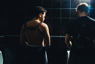 Zwei Männer stehen am Urinal