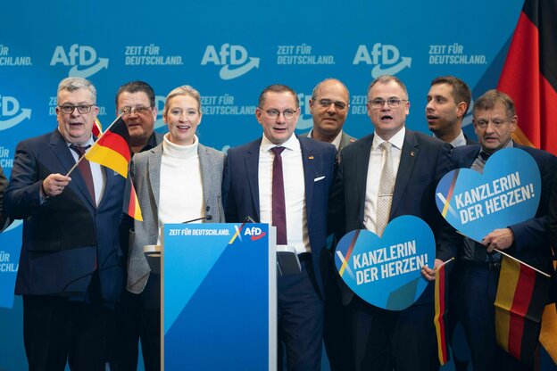 Der extrem rechte AfD-Bundesvorstand lächelt in die Kamera beim Parteitag von Riesa
