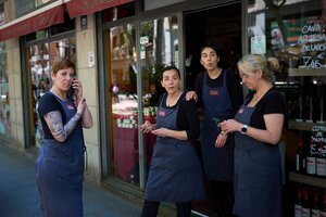 Verkäufer:innen vor einem Geschäft in Spanien