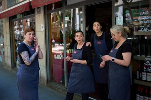 Verkäufer:innen vor einem Geschäft in Spanien