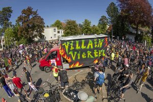 Satirische Demo am 1. Mai im Jahr 2024 in Berlin. Ein Demolauti mit der Aufschrift 