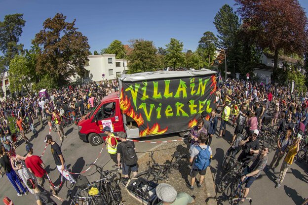 Satirische Demo am 1. Mai im Jahr 2024 in Berlin. Ein Demolauti mit der Aufschrift 