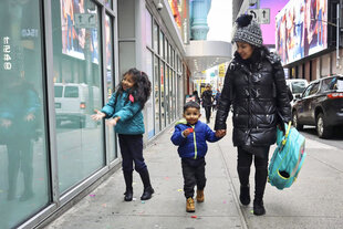 Ein Mutter mit zwei Kindern auf einer Straße in New York