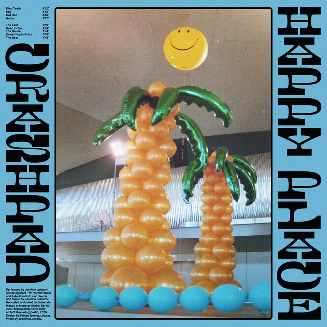 Cover des Albums "Happy Place": Ein blau gerahmtes Bild zeigt zwei aufblasbare Palmen in einem Veranstaltungssaal. Davor liegen hellblaue Luftballons, hinter den Palmen schwebt ein gelber Luftballon mit einem Smiley. Die Ränder des Albums sind ebenfalls in Hellblau gehalten, darüber steht in grafischer, vertikal angeordneter Schrift links "Crashpad" und rechts "Happy Place".