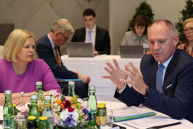 Innenministerin Faeser mit ihrem österreichischen Amtskollegen Karner im Gespräch.