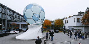 Skulptur mit Fußball vor der DFB-Zentrale