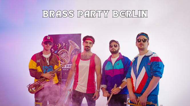 Man sieht: die Band Brass Party Berlin in bunten Trainingsanzügen und ihren Instrumenten in der Hand.