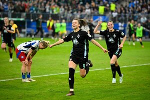 Mehrere Bremer Spielerinnen laufen jubelnd über den Rasen