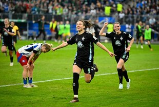 Mehrere Bremer Spielerinnen laufen jubelnd über den Rasen