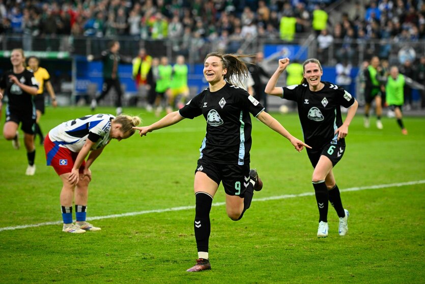 Mehrere Bremer Spielerinnen laufen jubelnd über den Rasen