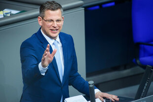 Christoph de Vries hält eine Rede im Bundestag