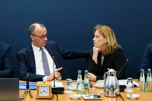 Friedrich Merz und Karin Prien bei einer Sitzung.