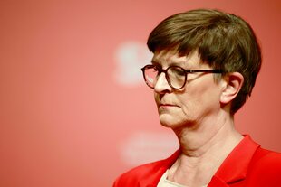Saskia Esken schaut nach unten