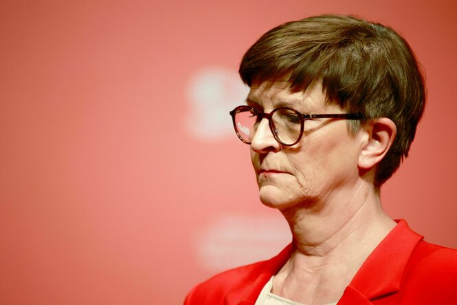 Saskia Esken schaut nach unten