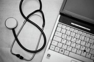 Computer und Stethoskop.
