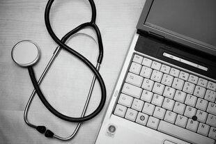 Computer und Stethoskop.