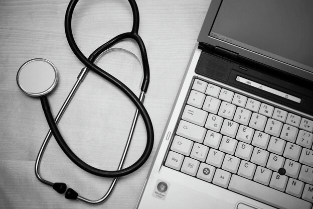 Computer und Stethoskop.