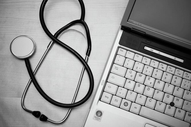 Computer und Stethoskop.