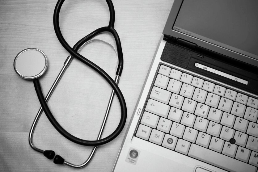 Computer und Stethoskop.