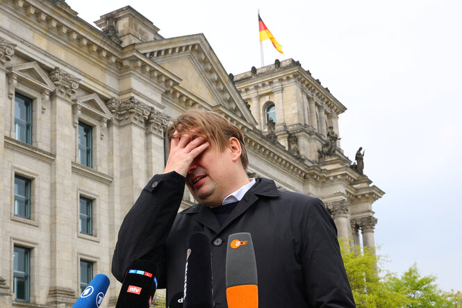 Maximilian Krah vor dem Reichstagsgebäude.