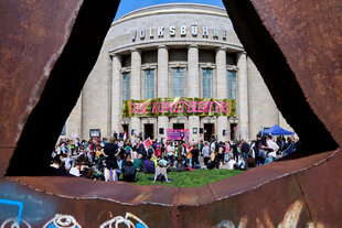 Viele Menschen mit Transparenten auf den Stufen der Volksbühne nach Personalversammlung zur Zukunft der Berliner Landesbühnen
