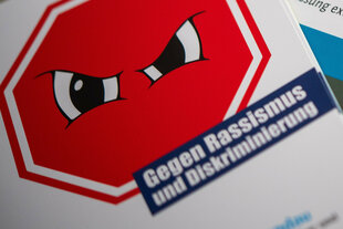 Eine Broschüre mit grimmigen Augen in einem Stopp-Schild