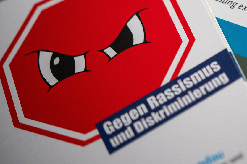 Eine Broschüre mit grimmigen Augen in einem Stopp-Schild