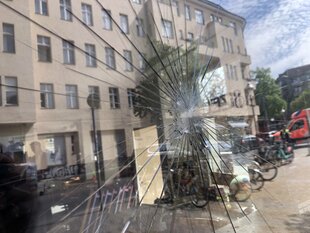 Die zerbrochene Fensterscheibe am Ladenlokal des Bajszels